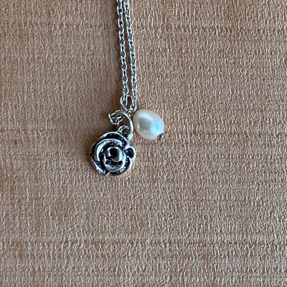 American Eagle - AE Fun Flower Necklace w/ small pearl like bead - Picture 1 of 3